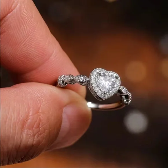 New Women’s 925 Silver Romantic Heart Diamond Ring - Picture 4 of 7